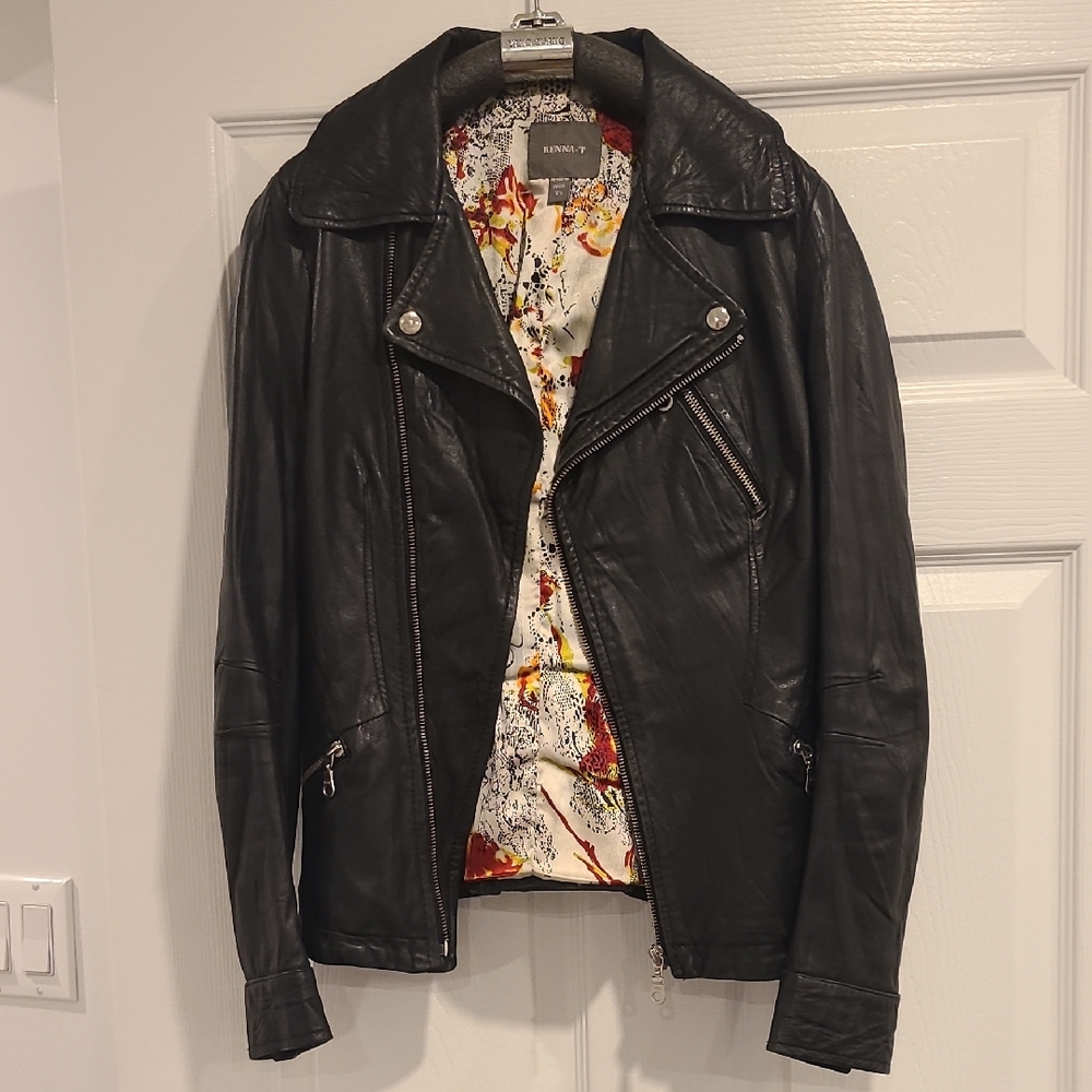 ❤️❤️Sleek Black Leather Jacket❤️❤️